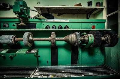 Eine Maschine, die auf einem Tisch sitzt