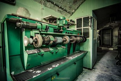 Eine Maschine sitzt in einem Raum mit einer grünen Wand