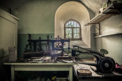 Eine Maschine sitzt auf einem Tisch in einem Raum