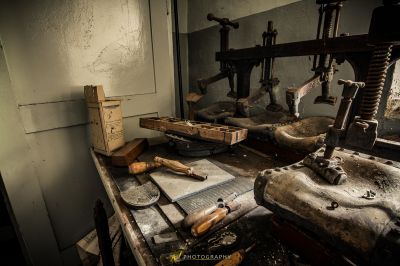 Eine Maschine, die auf einem Tisch sitzt