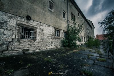 Ein sehr altes Gebäude mit vielen Fenstern