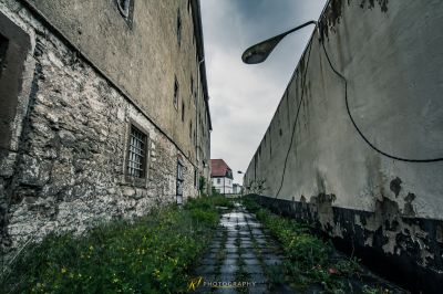 Eine Straße mit einer Straßenlaterne und einem Gebäude