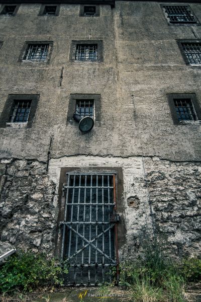 Ein Gebäude mit einer Uhr auf deren Seite