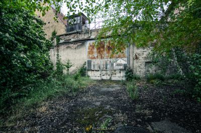 Ein Gebäude mit einem kaputten Fenster und einer kaputten Tür