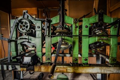 Eine Maschine, die auf einem Tisch sitzt