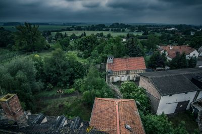 Blick auf ein Dorf mit bewölktem Himmel