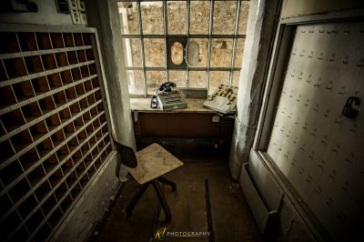 Ein Zimmer mit Stuhl und Fenster