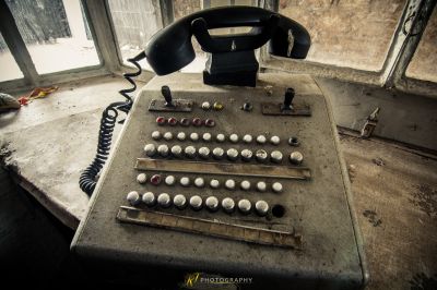 Ein Tisch mit einem Telefon und Tassen darauf