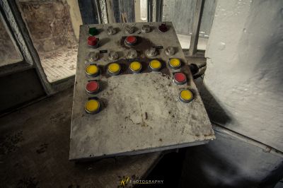 Ein Tisch mit ein paar Bierdosen drauf