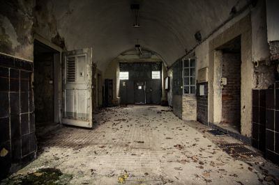 Ein Raum mit vielen Trümmern auf dem Boden