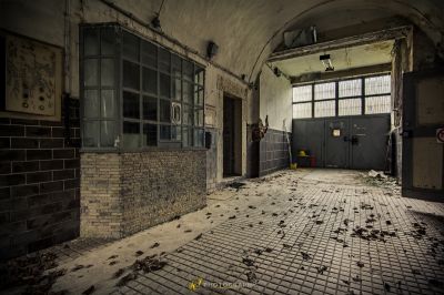 Ein Zimmer mit einer Ziegelwand und einer Tür