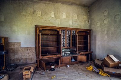 Ein Zimmer mit einem Schreibtisch und einem Schrank