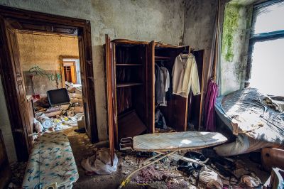 Ein Zimmer mit einem Bett und einem Stuhl