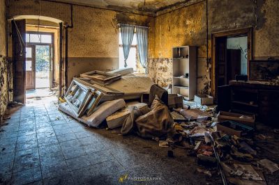 Ein Zimmer mit viel Müll und Trümmern