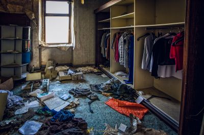 Ein chaotischer Raum mit vielen cls und cls