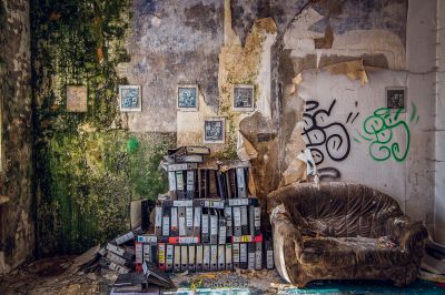 Einen Stuhl und einen Stapel Bücher in einem Raum