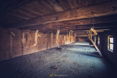 Ein Zimmer mit hölzernen Wänden und eine Decke mit Gits