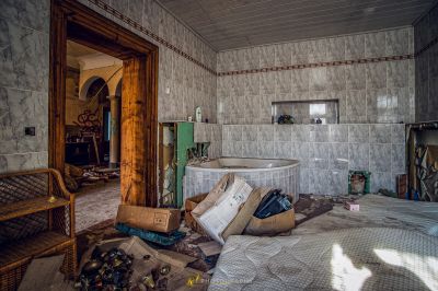 Ein chaotisches Schlafzimmer mit einem Bett und einem Stuhl