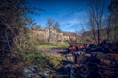Ein Haufen Müll, der vor einem Gebäude sitzt