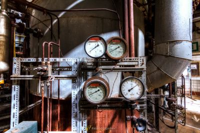 Eine große Maschine mit einer Reihe von Messgeräten darauf