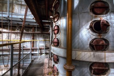 Ein großer Maschinenraum mit vielen Rohren