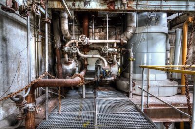 Ein großes Industriegebiet mit Rohren und einem Metallboden