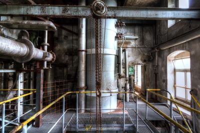 Ein großes Industriegebäude mit Rohren und einer großen Maschine