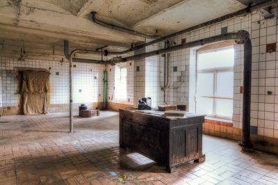 Ein Zimmer mit Waschbecken und Waschbecken