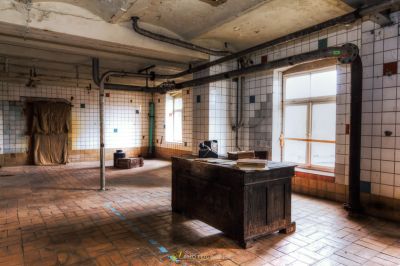 Ein Zimmer mit Waschbecken und Fenster