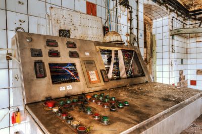 Eine schmutzige Küche mit einem Herd und einem Haufen Dosen