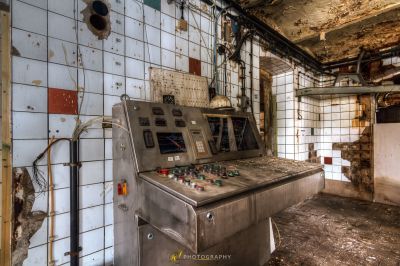 Eine schmutzige Küche mit Waschbecken und Herd