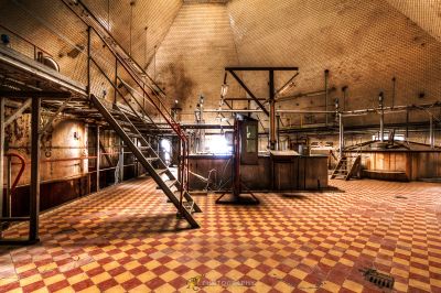 Eine Küche mit einem karierten Boden und einem großen Backofen