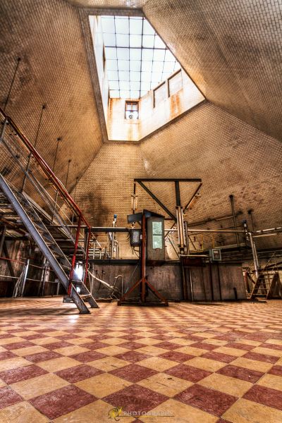 Ein Zimmer mit einem großen Fenster und einer Treppe