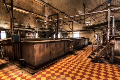 Eine Küche mit einem karierten Boden und einem Checker