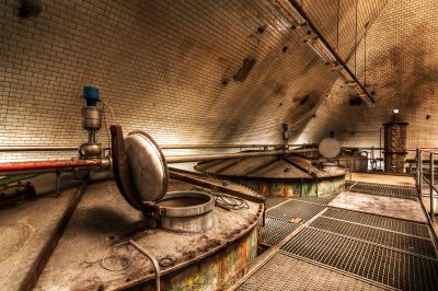 Ein Raum mit einem Metallboden und einem Metallrohr