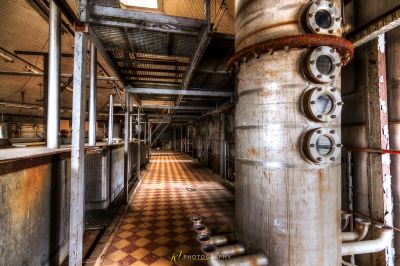 Ein Zimmer mit Rohren und einem karierten Boden