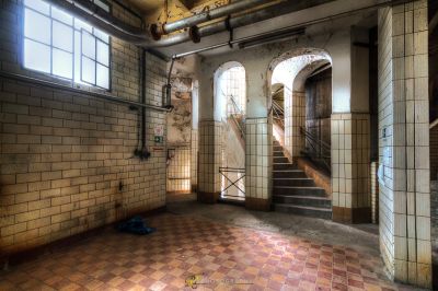 Ein Zimmer mit einem Ziegelboden und einer Treppe