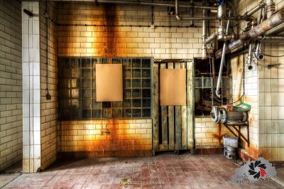 Ein Zimmer mit einem Haufen Pfeifen und einer Tür