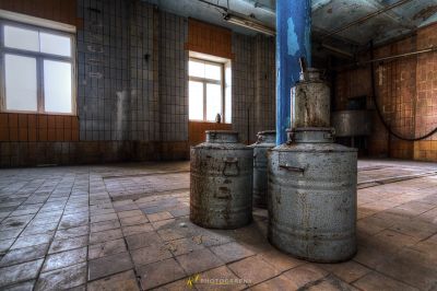 Ein Raum mit zwei großen Metallzylindern