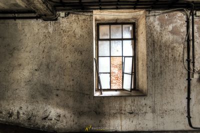 Ein Fenster in einem schmutzigen Raum mit einer Pfeife