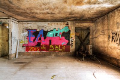 Ein Raum mit Graffiti an den Wänden und einer Tür