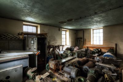 Ein Zimmer mit vielen alten Maschinen und einer Spüle