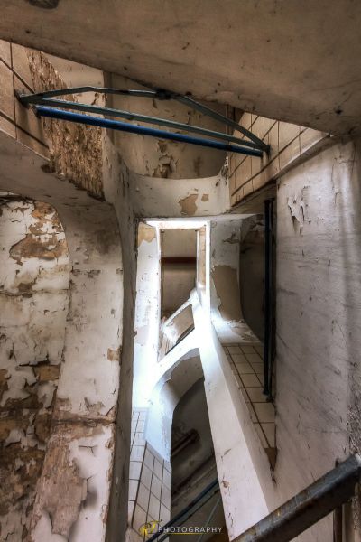 Ein langer Flur in einem verlassenen Gebäude