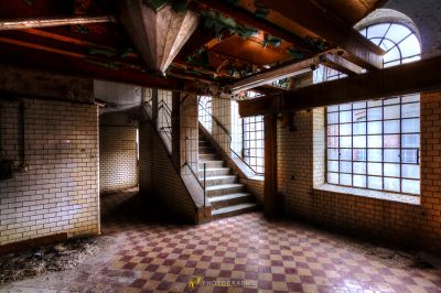 Ein Zimmer mit einer Treppe und einem Fenster