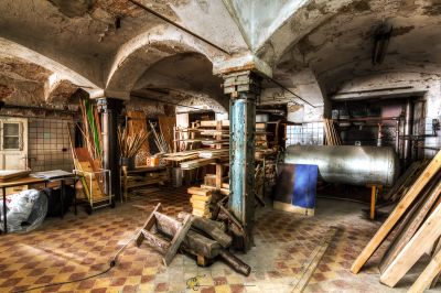 Ein Raum mit vielen Werkzeugen und Möbeln