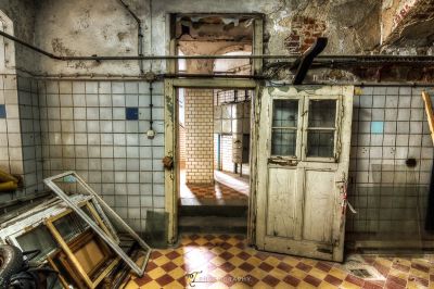 Ein Zimmer mit einer Tür und einem Fenster