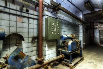 Ein Raum mit einer Reihe von Rohren und einer Maschine