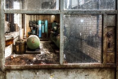 Ein schmutziges Zimmer mit einem großen grünen Ball