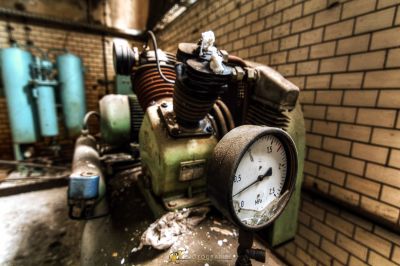 Eine Uhr ist auf einer Maschine in einem Raum