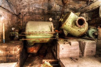 Ein schmutziger Raum mit einer großen grünen Maschine